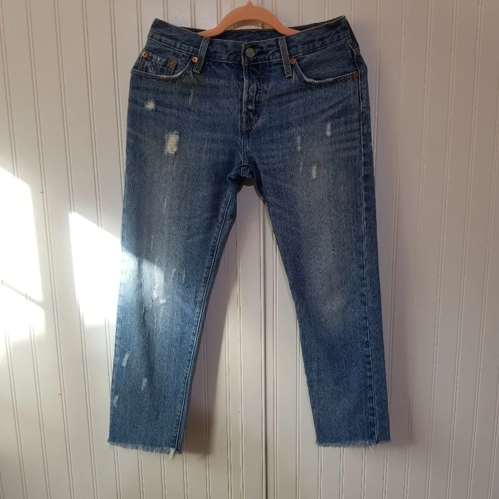 501 Levi's Medium Wash Distressed Button Fly Levi's Jeans. - Picture 6 of 15